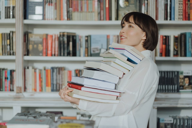 Ragazza che trasporta libri