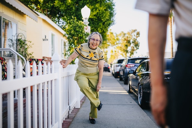Un'anziana signora sorride ai vicini