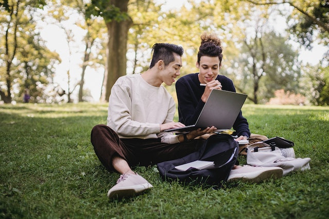 Uomo che studia nel parco