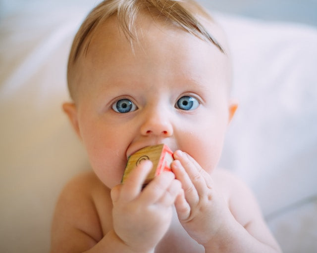 bambino con gli occhi blu