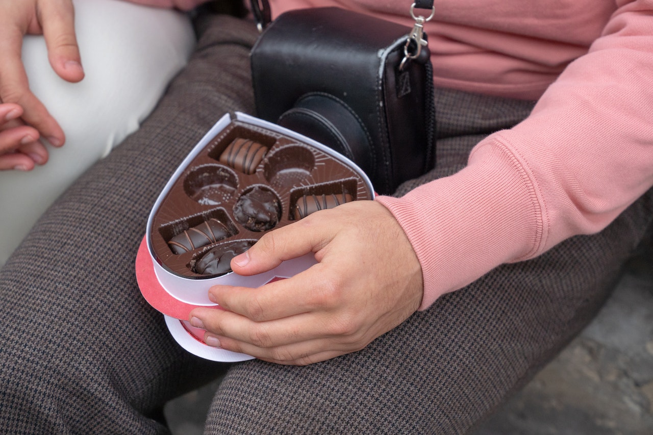 coppia con scatola di cioccolatini a forma di cuore
