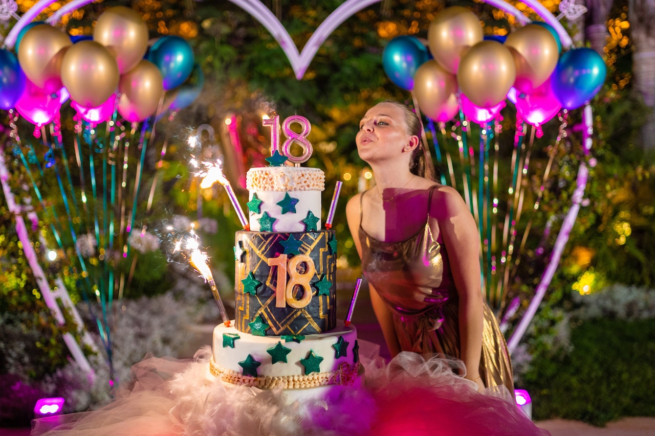 donna che festeggia il 18° compleanno