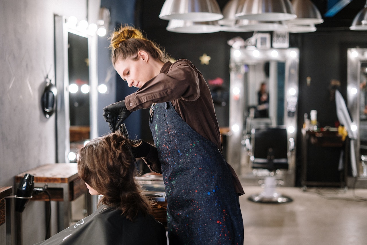 donna che si taglia i capelli