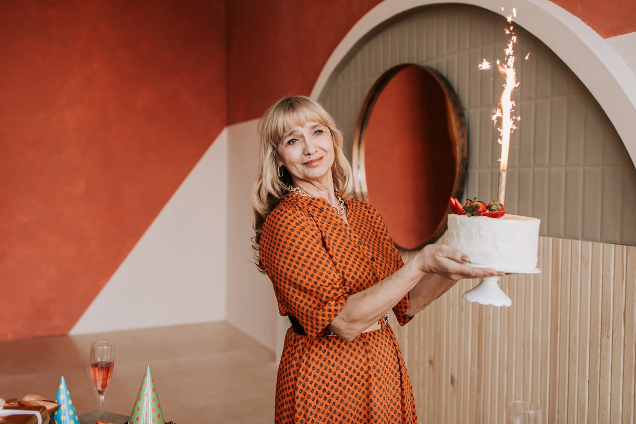 donna con torta di compleanno in mano