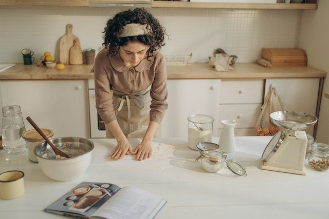 donna che cucina in cucina