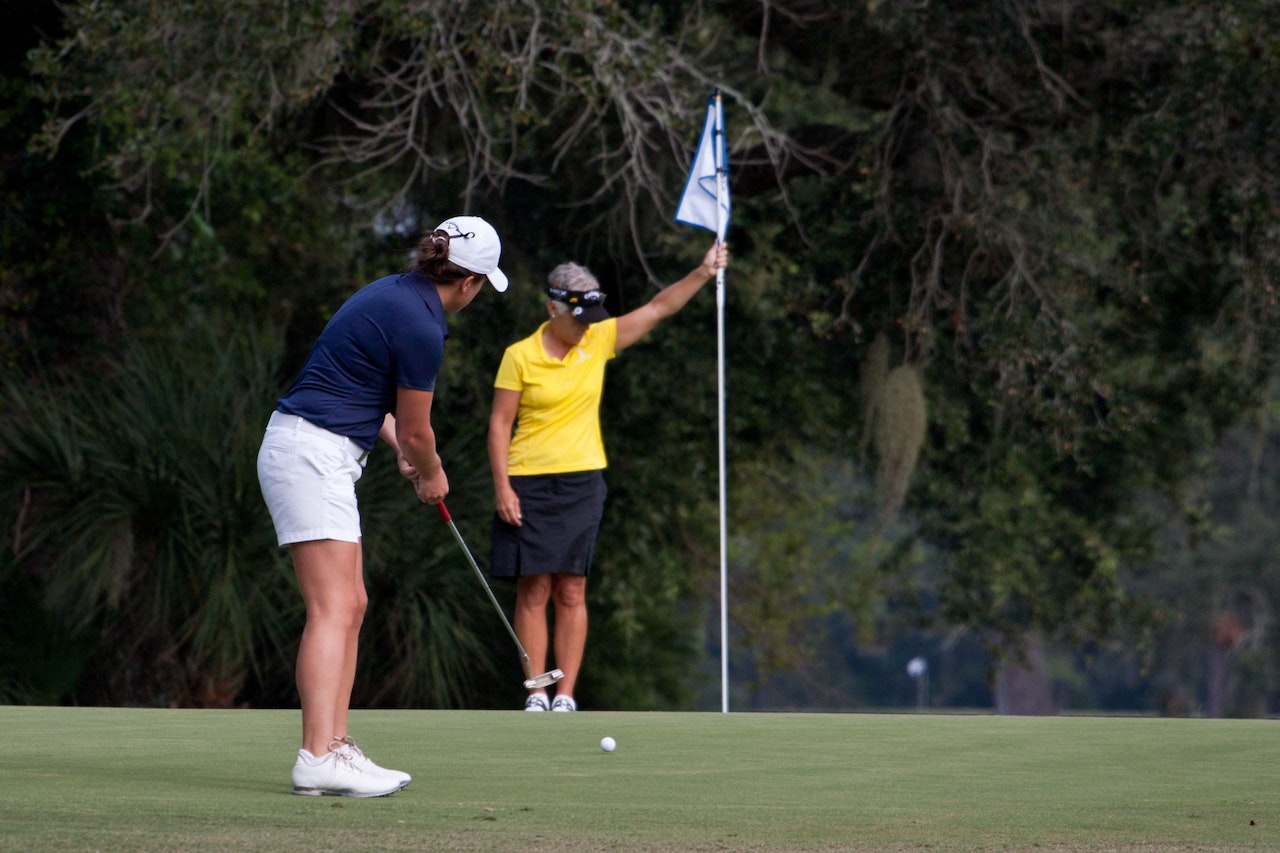 due donne sul campo da golf