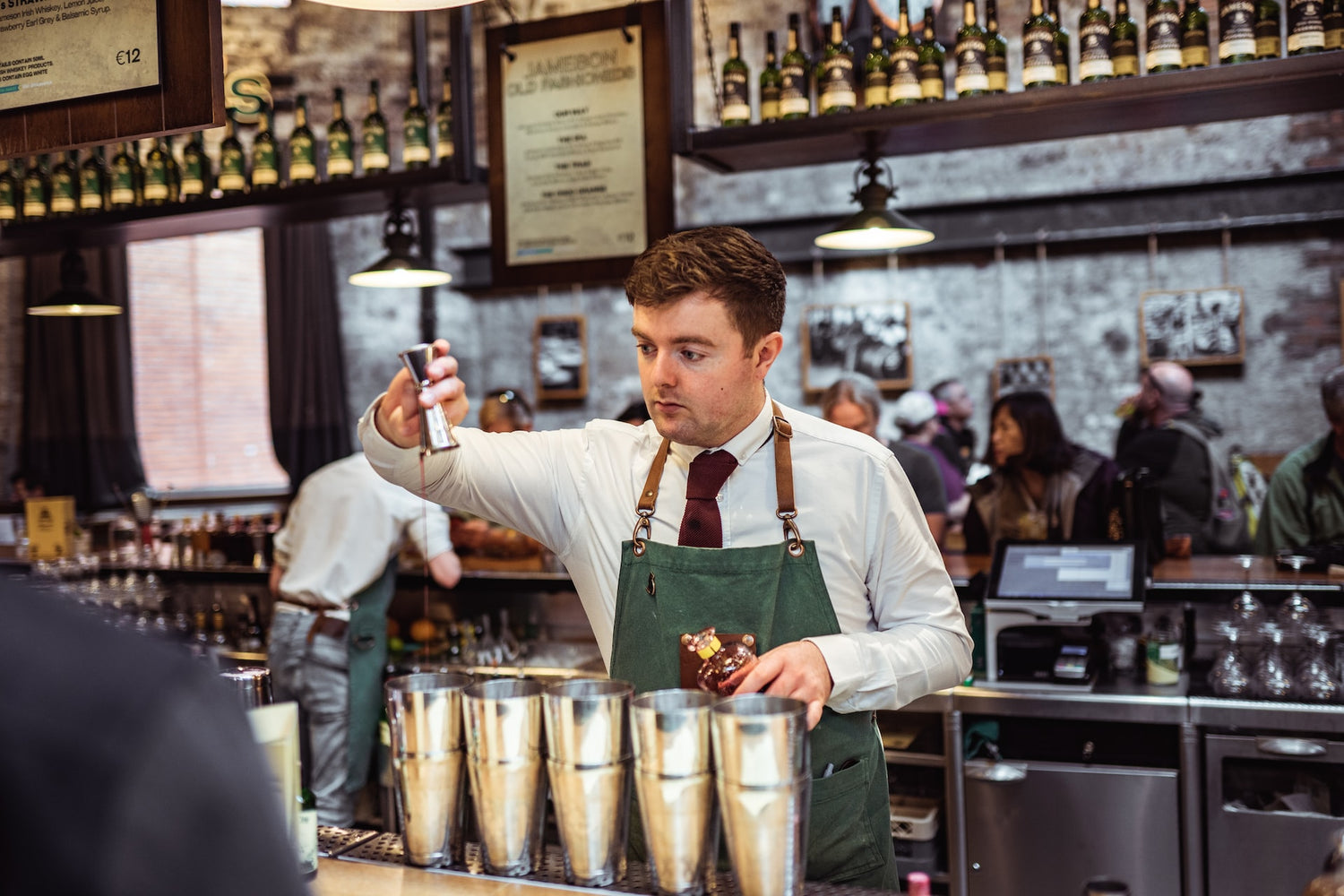 il barman prepara i cocktail