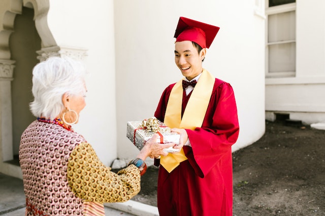  la nonna si congratula con il laureato