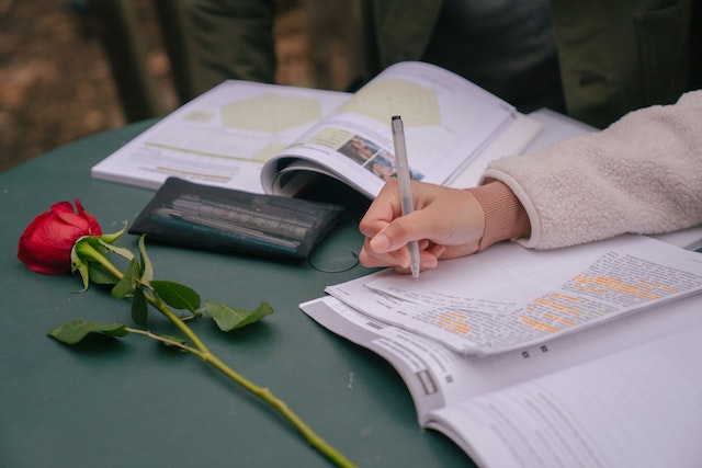 lettera scritta a mano e rosa