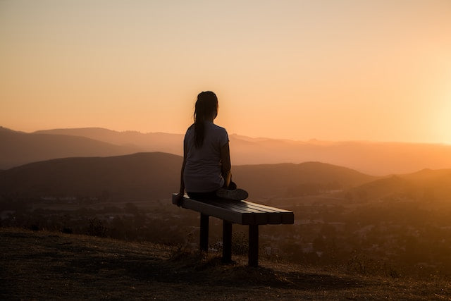 ragazza che ammira il tramonto