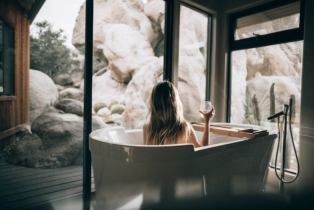 ragazza che fa il bagno