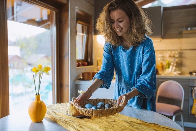 ragazza con uova di Pasqua