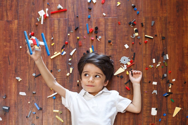 ragazzo con Lego per terra