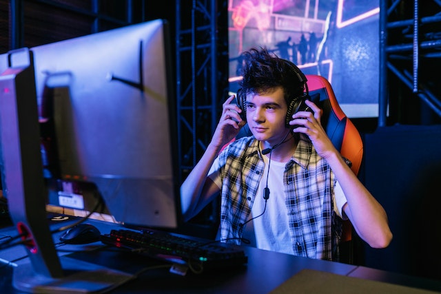 ragazzo con cuffie al computer