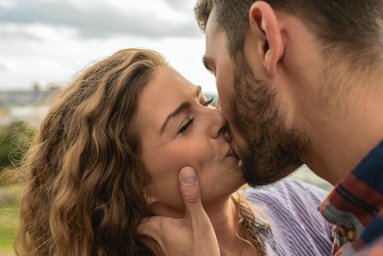 uomo e donna che si baciano