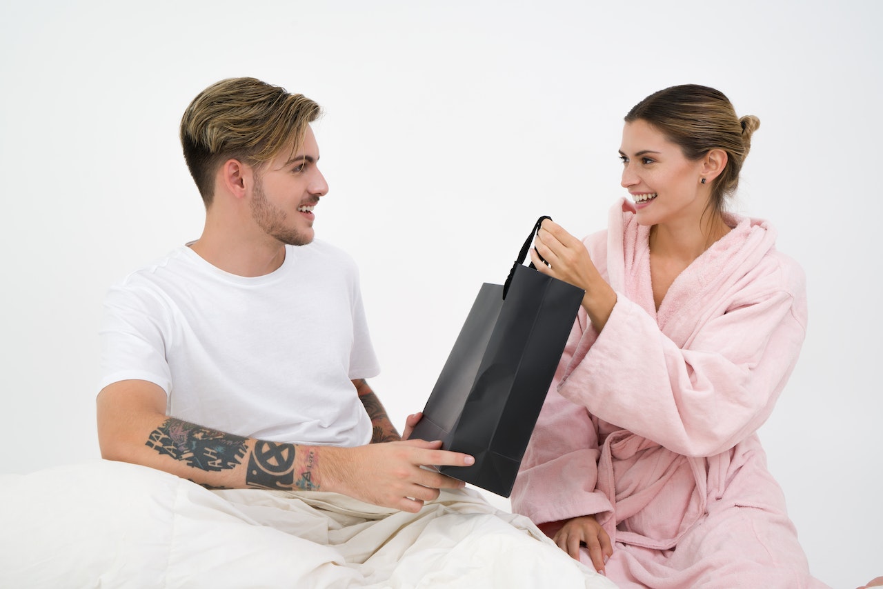 uomo e donna con un regalo in mano
